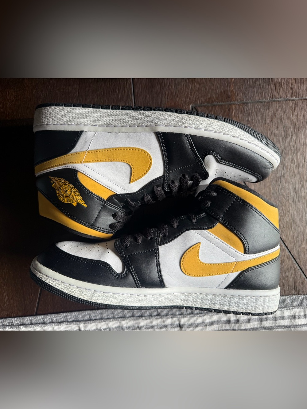 AIR JORDAN 1 MID
"WHITE / POLLEN / BLACK" size 10